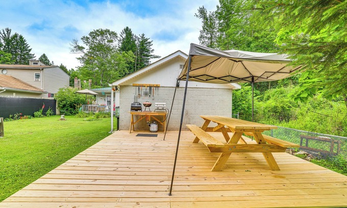 Scotrun Cabaña | Artsy Cottage in Scotrun w/ Studio Space & Hot Tub