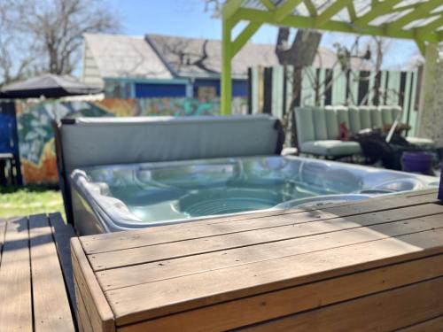 Chestnut Casa | Artsy East Austin Hideaway