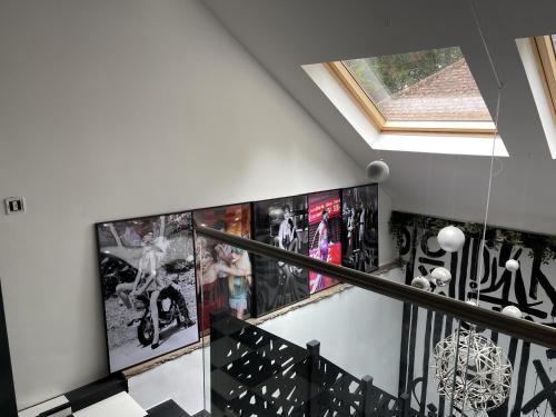 Caterham Casa | Artsy Retreat - Sleeps 6 Free Parking & Balcony
