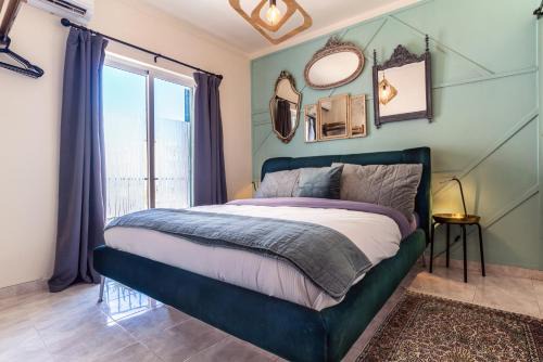 Olhao Casa | Arty Vintage Townhouse with Rooftop Shower & Sun Loungers