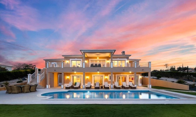 Luz Villa | As Palmeiras: lujosa villa de 4 dormitorios con piscina y vistas impresionantes al océano.
