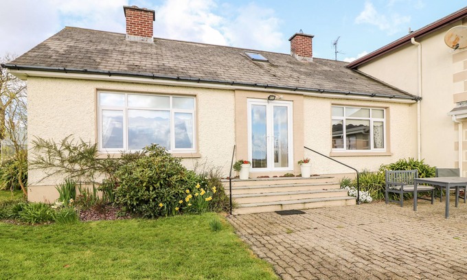 Monamolin Cabaña | ASH DRIVE HOUSE, family friendly in Ballycanew, County Wexford