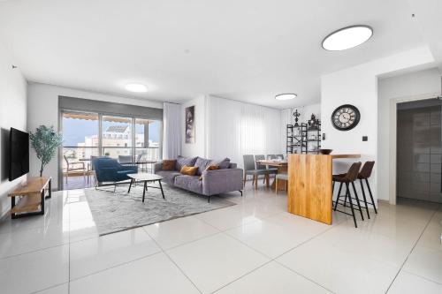 Ashdod Apartamento | Ashdod Luxe Escape Spacious, Stylish, with Mamád