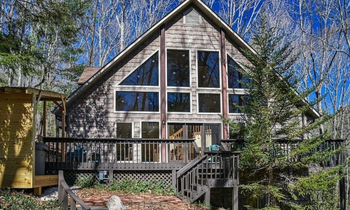 Asheville Cabina | Asheville Cabin Retreat: Hot Tub, Fireplace