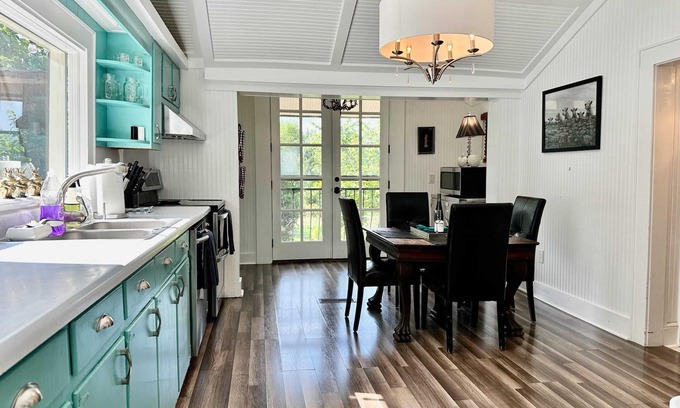 Alexander Cabina | Asheville Chocolate Cabin - Holiday promotion - Mid term rentals