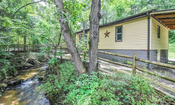 Alexander Casa | Asheville Creekside, 15 mins 2 Downtown, Hot Tub/Fire Pit /Fenced Yard for dogs!