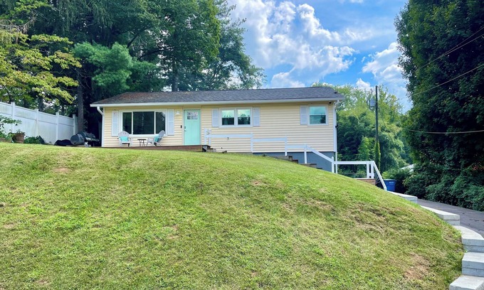 Oakley Casa | Asheville Home w/deck - 5 min to Biltmore & 7 min to downtown -Pets OK 4 BD/2 BA