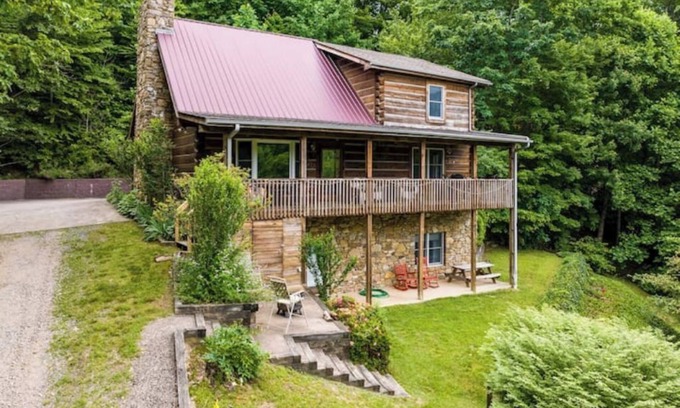 Swannanoa Cabina | Asheville Log Cabin w/ Year-Round Mountain Views!