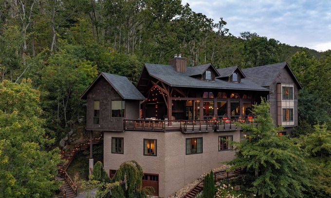 Asheville Casa | Asheville Luxury Retreat -Mountain Views, Golf Simulator, Sauna, Hot Tub, Gym