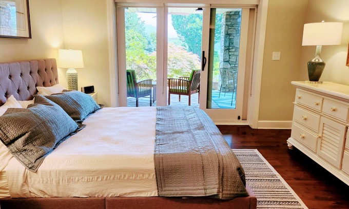 Asheville Apartamento | Asheville mountain and lake views! Fireplace, heated pool, patio. Pet friendly!