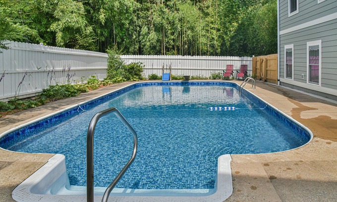 Westwood Place Apartamento | Asheville Poolside Retreat