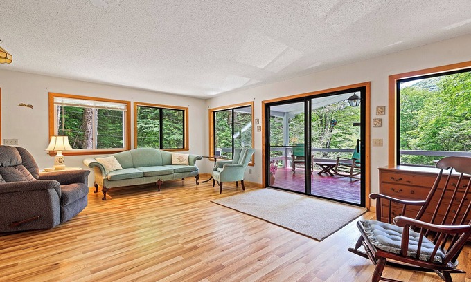 Maggie Valley Casa | Enjoy the amazing creek and beautiful scenery at Stream Song