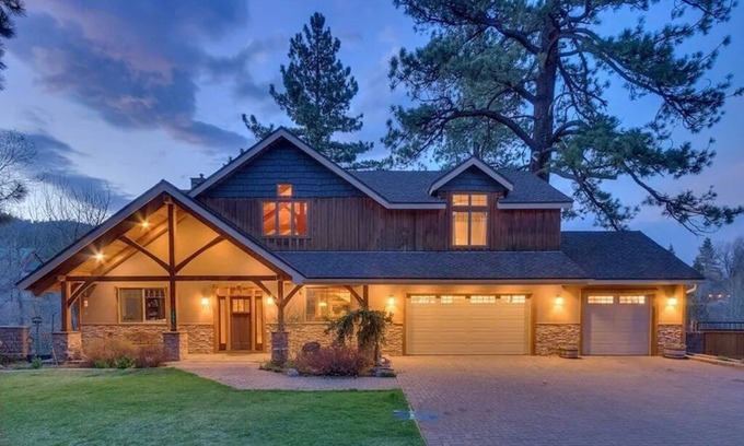 Markleeville Cabina | ASPEN CREEKSIDE LODGE- A Stunning Family and Corporate Retreat