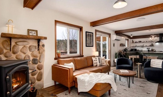 Bailey Cabina | Aspen Glow Cabin - a charming 2-bedroom cabin with mountain views & wood stove