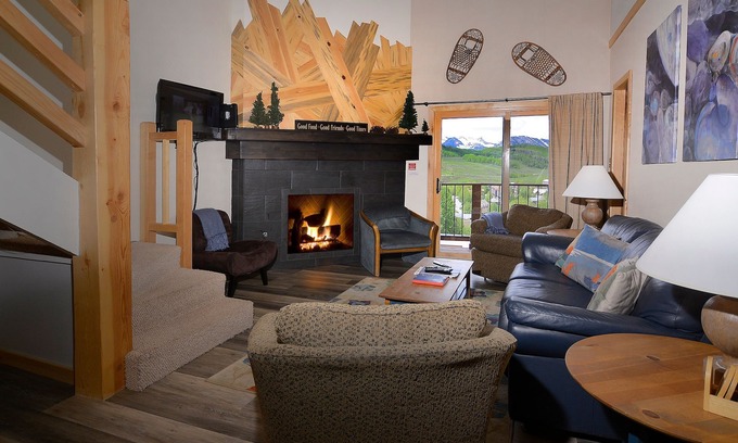 Crested Butte Condominio | Hermoso 4 BR paraíso condominio. Ski in / out, garaje, jacuzzi y mascotas! Lanzadera.