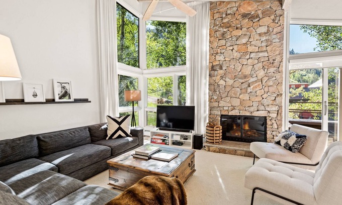 Aspen Condominio | Aspen Mountain! Air Conditioning. Incredible Views. Gas FP, Balcony, Garage, Parking, Pool/ Hot Tub