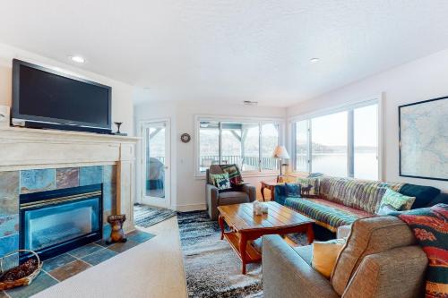 Coeur d'Alene Apartamento | Astounding Arrow Point (F-101)