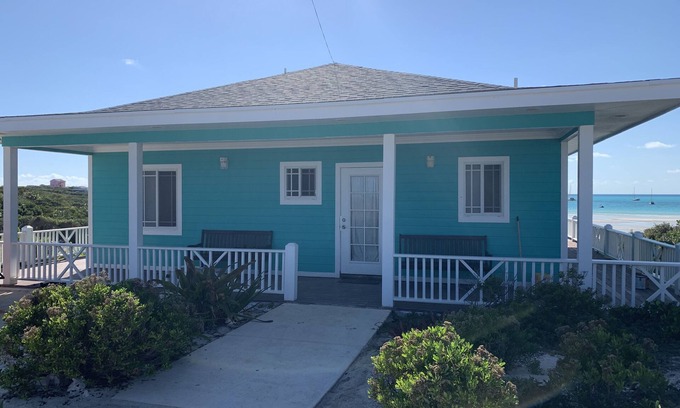 Black Point Casa | Asombrosamente puro y azul con vista al mar, lugar de vacaciones tranquilo y sereno te espera