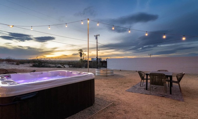 Twentynine Palms Casa | ❤ASTRO❤SUNSETS❤HOT TUB+SOAKING TUB❤10 MIN TO JTNP