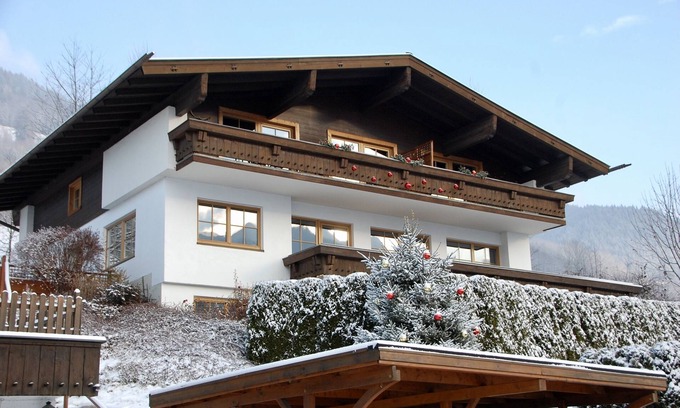 Bruck an der Grossglocknerstrasse Apartamento | Amplio apartamento con jardín privado y vistas a la montaña, con capacidad para 8 personas.