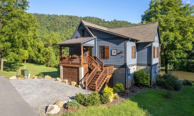 Cullowhee Casa | At E's - Upscale Riverfront Home Near WCU