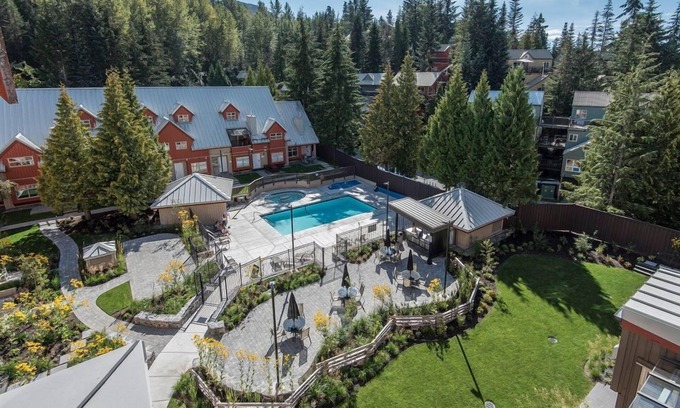 Whistler Creekside Cabina | At the base of Whistler Mtn in Creekside | Cozy Gas Fireplace | Newly renovated pool & hot tub