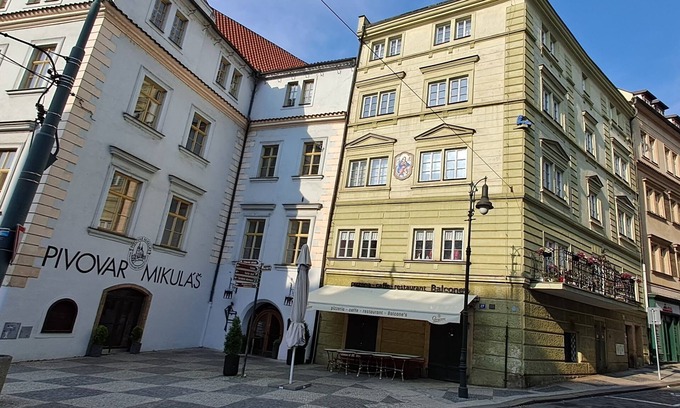 Hradcany Apartamento | At the Blue Lion - Apartment for 7 Guests - Parking Assistance