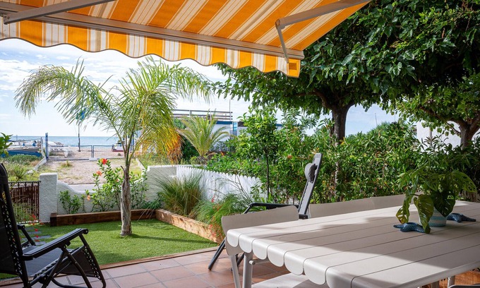 L'Avella Casa | AT153 Platja: Casa muy bien equipada en primera línea de la playa