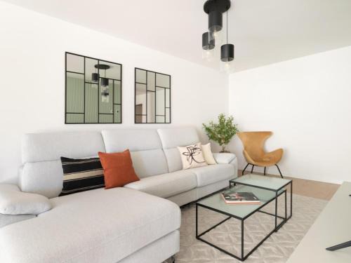 Segundo Ensanche Apartamento | Atalaya sobre la Medialuna by Clabao