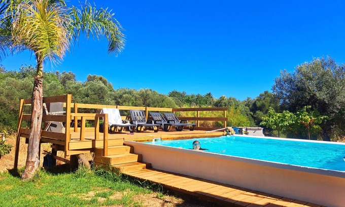Quatrim do Sul Cabaña | Atelier Rural Quinta do Forno. Living in the countryside with your feet on the beach. Try it out
