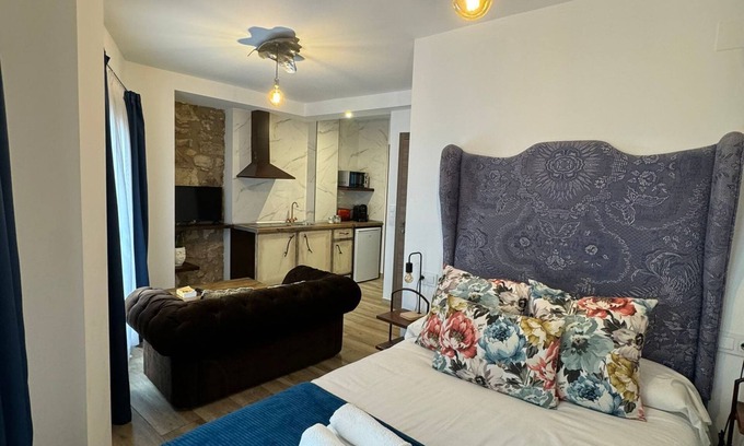 Old Town Apartamento | ATENEO CUENCA, BOUTIQUE SUITES, with kitchen in the historic center.