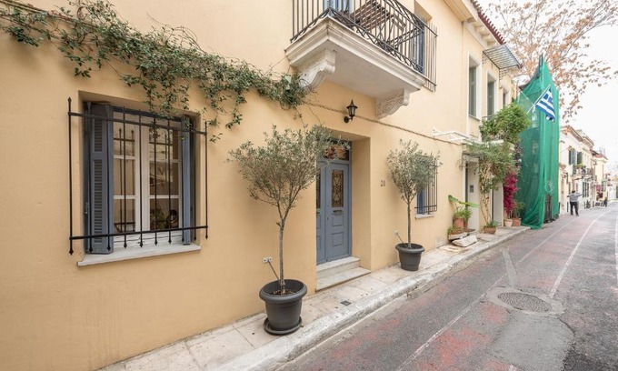 Plaka Villa | Athenian Niche in Plaka Villa by Athenian Homes