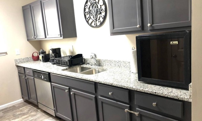 Riverdale Casa | ATL VACATION HOME WITH HOT TUB & POOL TABLE