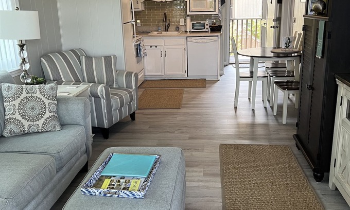 Morehead City Condominio | Atlantic Beach Condo within walking distance to the beach