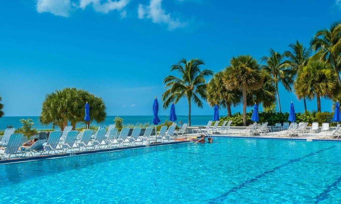 New Town Cabaña | Atlantic Paradise by Avantstay Great Location w/ Balcony, Outdoor Dining & Shared Pool & Hot Tub!