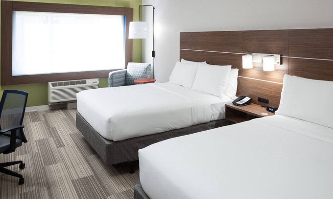 Florida Central Atlantic Coast Hotel | Atlantis Getaway I - 2 Queen Bedroom + Parking