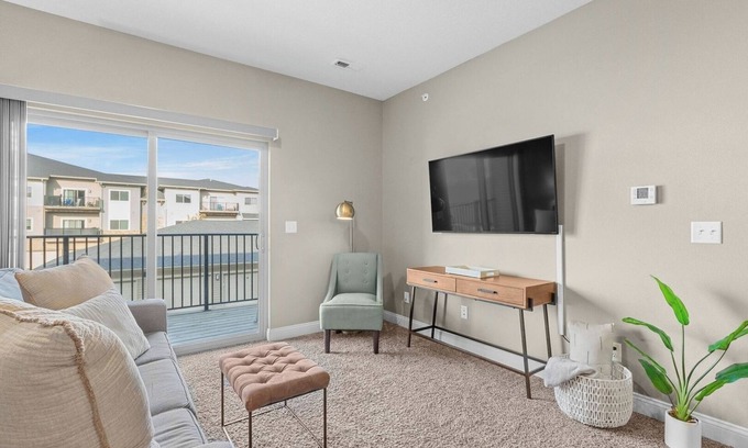 West Des Moines Apartamento | Attached Garage | Onsite Gym | Fast Wifi