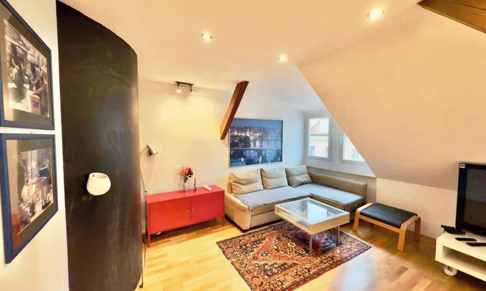 Smichov Apartamento | Attic 15 min to Charles Bridge