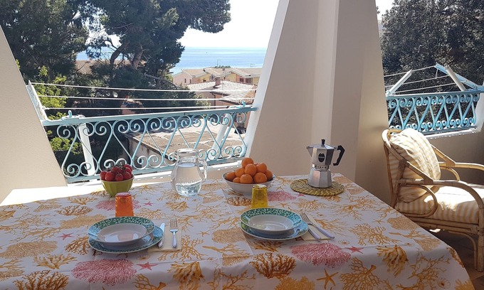 Cala Gonone Apartamento | Ático con vistas al mar a solo 30 metros de las playas con plaza de aparcamiento en el patio.
