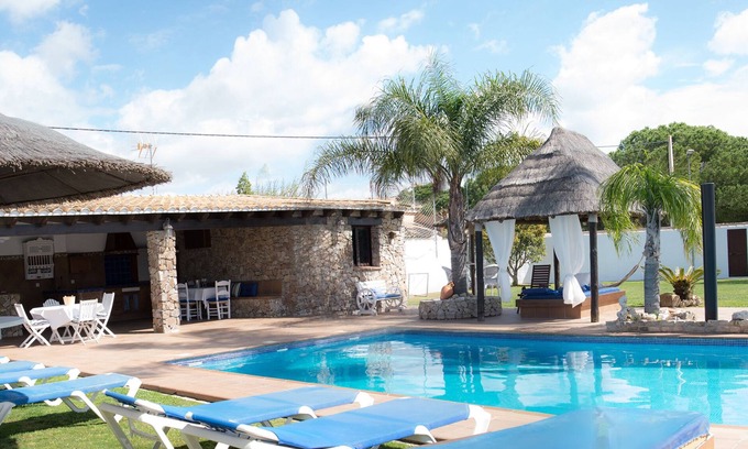 Chiclana de la Frontera Chalet De Esquí | Atractiva Villa con amplia zona exterior y gran piscina privada