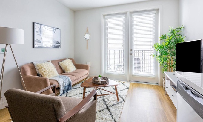 Wilshire Apartamento | Attractive 1BR in Koreatown w/ Gym + Pets OK