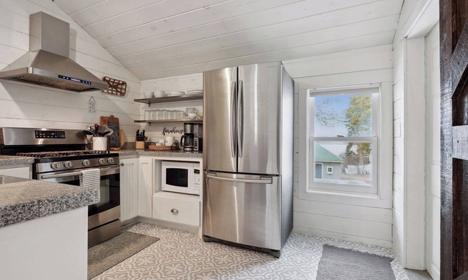 Waconia Casa | Attractive Downtown Waconia Lakeview Home
