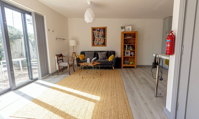 Shanagarry Apartamento | Attractive light-filled detached apartment near the sea in an East Cork village.