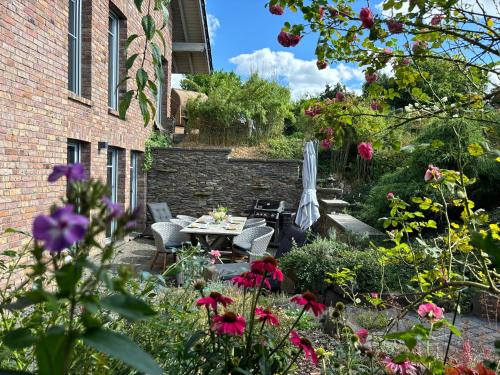 Kollig Apartamento | Attraktive Wohnung-Elztalidyll-zwischen Mosel,Nürburgring und Burg Eltz