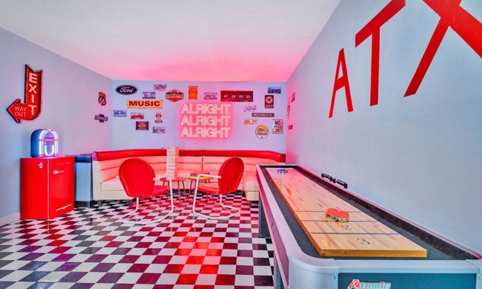 Sweetbriar Casa | ATX Jukebox | Jacuzzi | Shuffleboard | Fire Pit