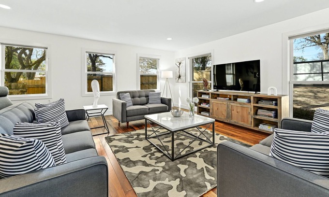 Barton Hills Casa | ATX Modern - Charm