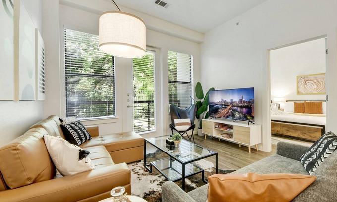 Travis Heights Apartamento | ATX Style Getaway - Pool, Gym, Rooftop, Free Parking, Best Location!