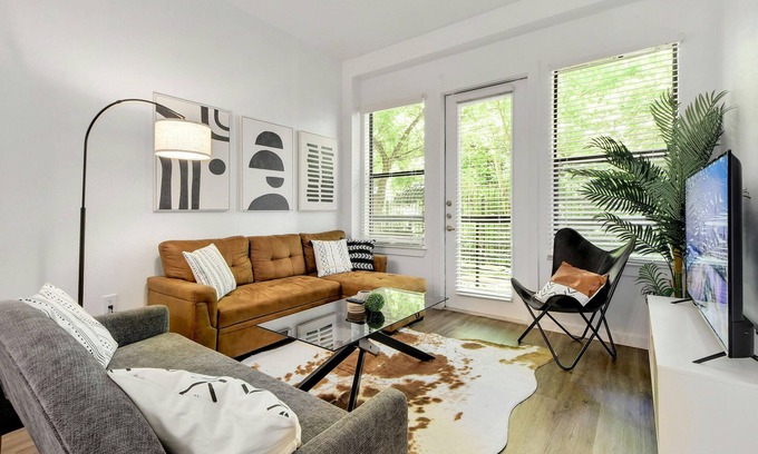 Travis Heights Apartamento | ATX Vibes SoCo Suite - Pool, Gym, Rooftop, Free Parking, Best Location!