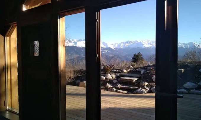 Saint-Bernard Chalet De Esquí | Atypical chalet with a green roof at 1000 M, breathtaking views of the mountains!