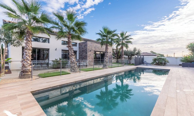 Lezignan-la-Cebe Casa | ATYPICAL VILLA WITH POOL